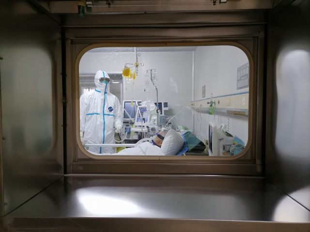 遂宁市中心医院传染病院区隔离病房内医护人员正在为做治疗