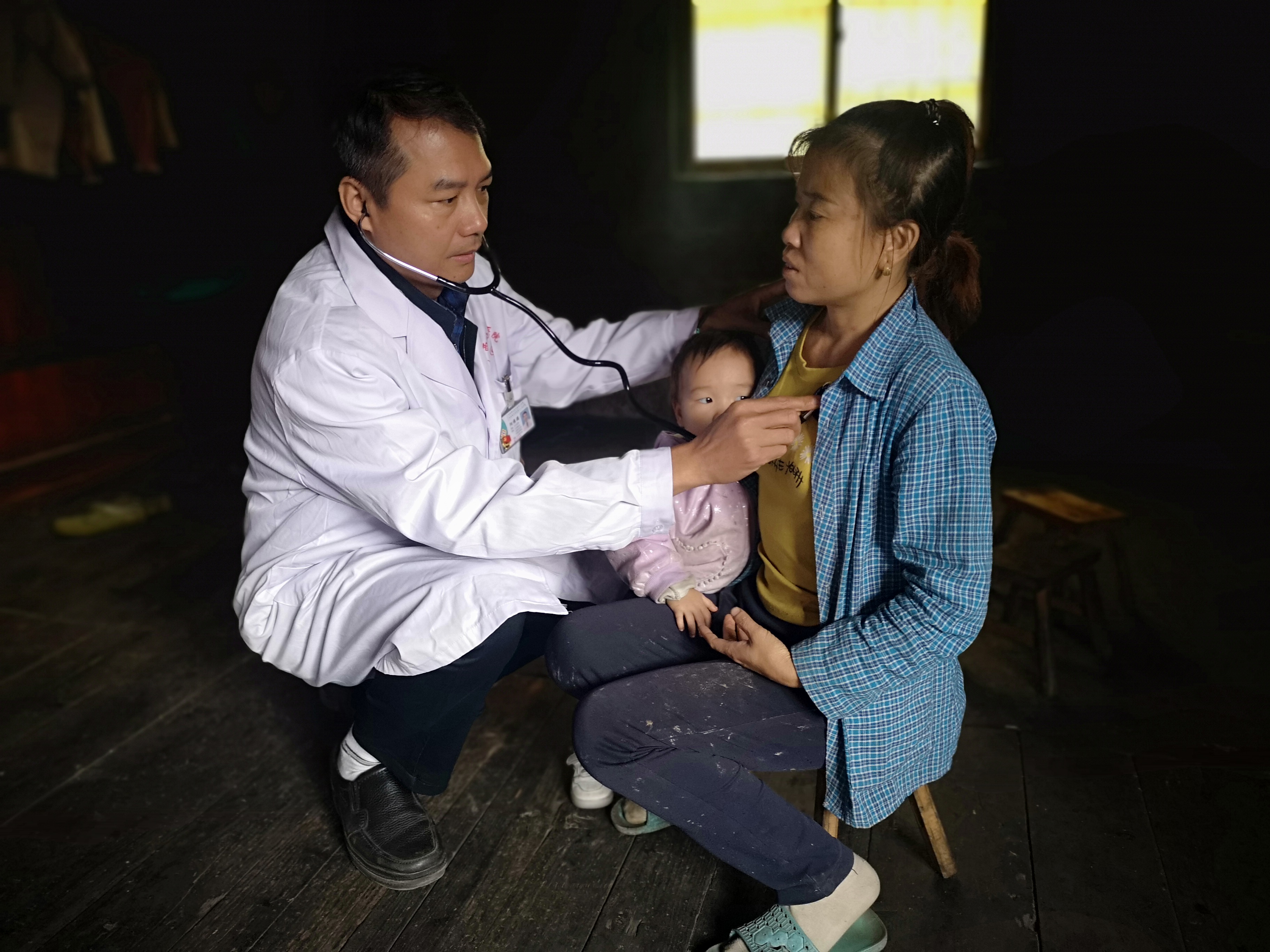 尝试着向阳主任咨询,听完她的描述,阳主任当即为她进行了心脏查体听诊