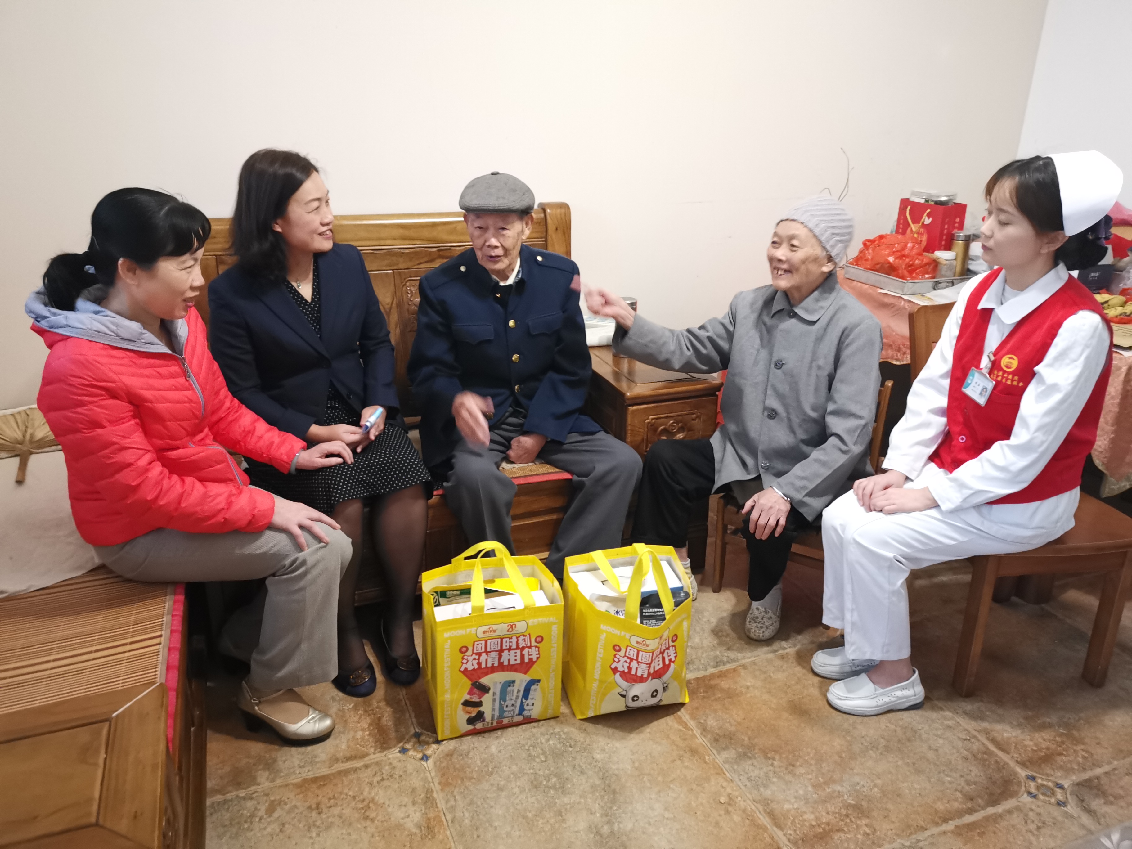 广西壮族自治区南溪山医院开展重阳节慰问老同志活动