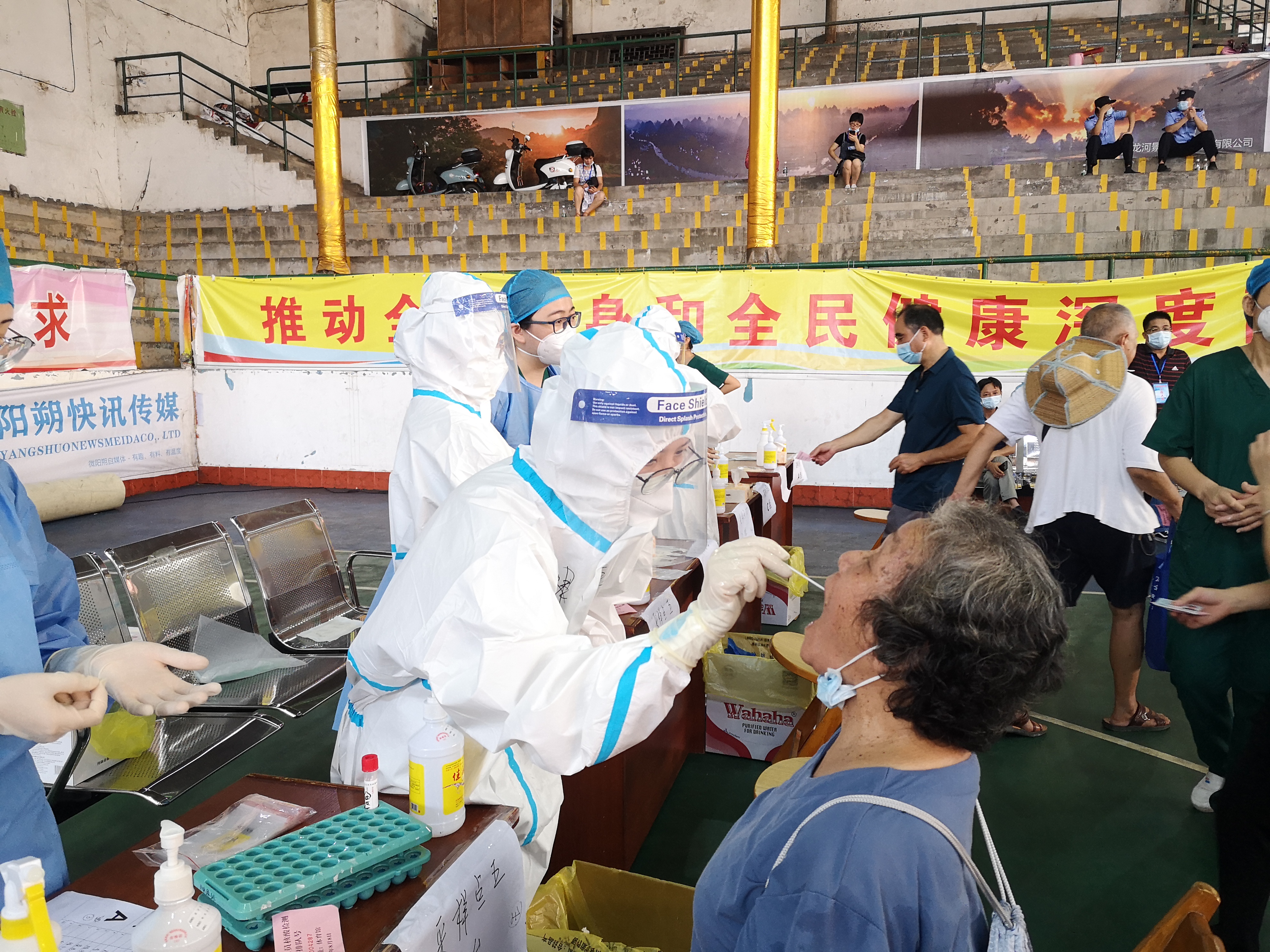 临危受命02星辰出征广西壮族自治区南溪山医院前往多地展开核酸采样