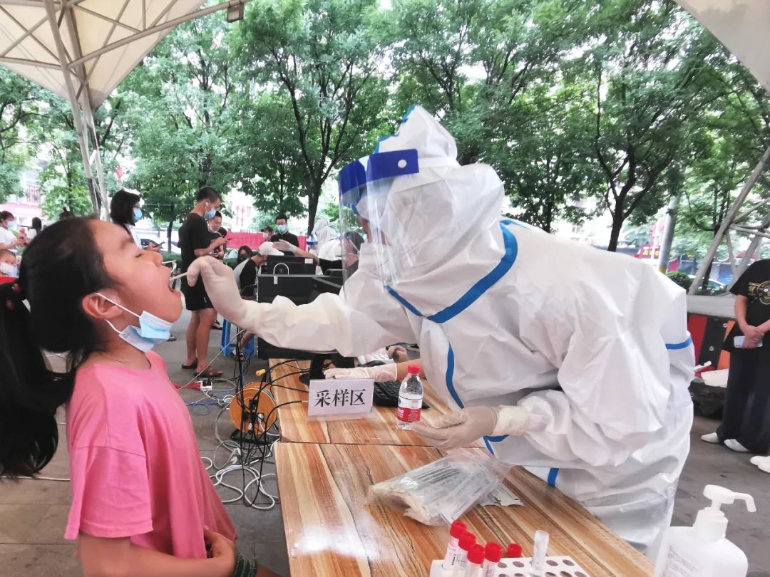 酷暑暴雨单天20099人次大兴核酸采集检测的凡尔赛