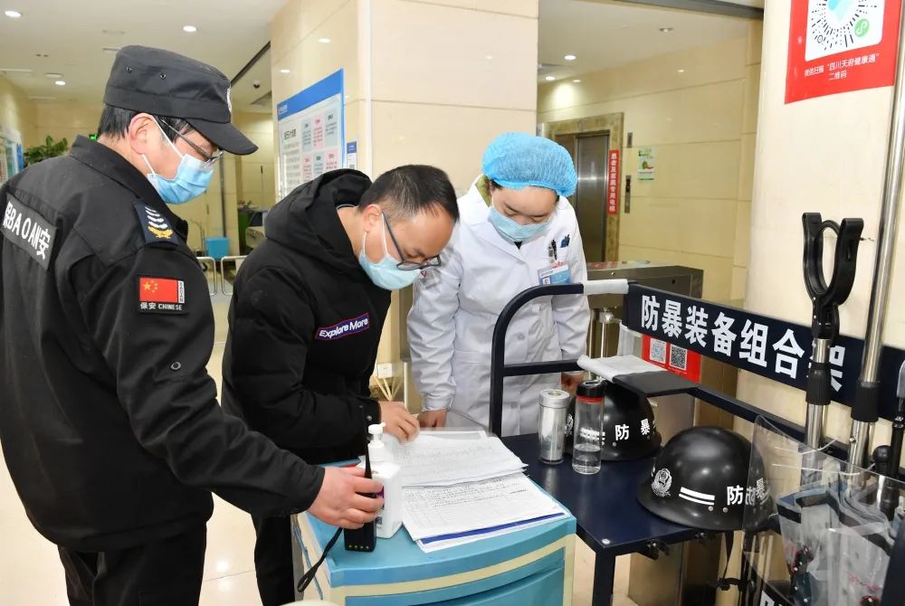 代兴勇副局长到四川宝石花医院慰问医护人员并督导疫