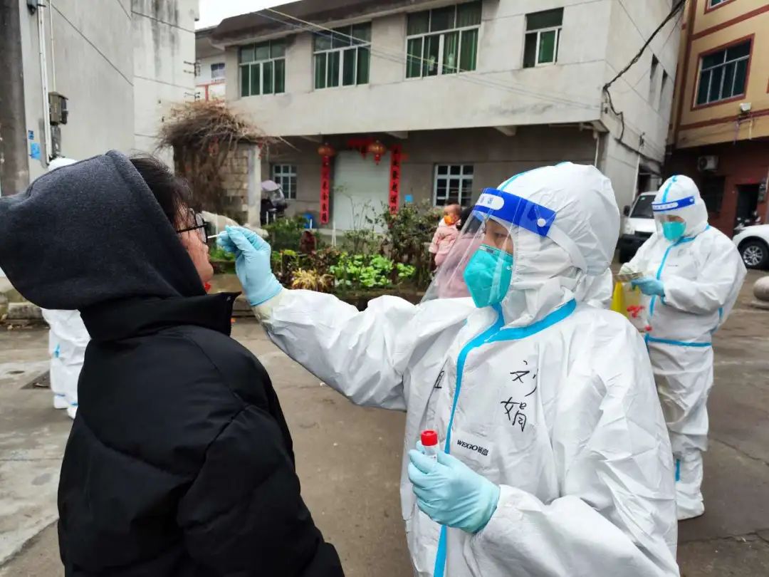 横店文荣医院00后一线抗疫医务人员杜圣菲很庆幸我的青春有穿着防护服