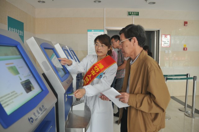 志愿者讲解自助服务机使用方法.JPG