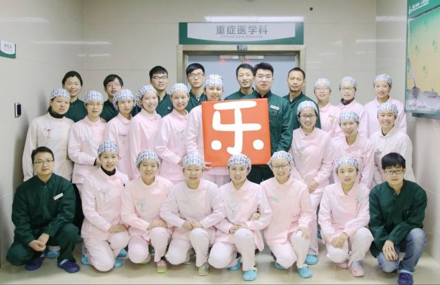 重症医学科合影 (2).jpg