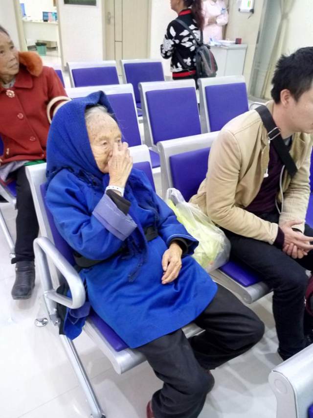 岁白内障老人失明10 年 贵阳阳明眼科10 分钟助其复明 丁香园 岁白内障老人失明10 年 贵阳阳明眼科10 分钟助其复明 丁香园