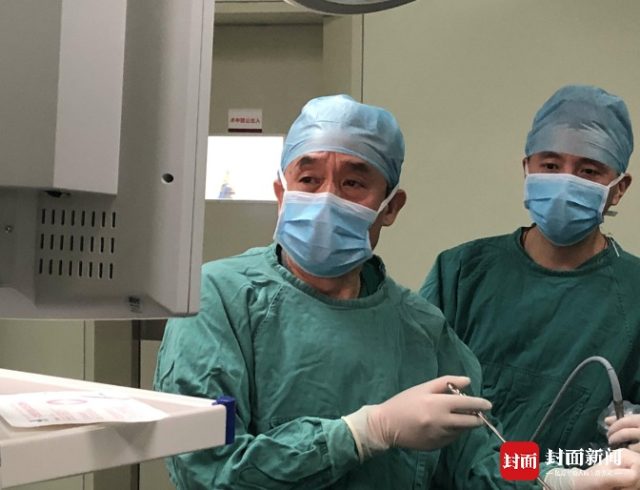 40年弯腰做手术 四川简阳一胸外科医生变驼背44.png