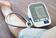 测量血压：听诊器放入袖带，血压值偏高还是偏低？