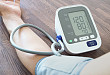 测量血压：听诊器放入袖带，血压值偏高还是偏低？