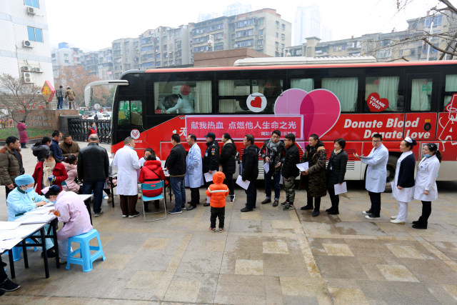 医务人员排成长队参加献血.JPG