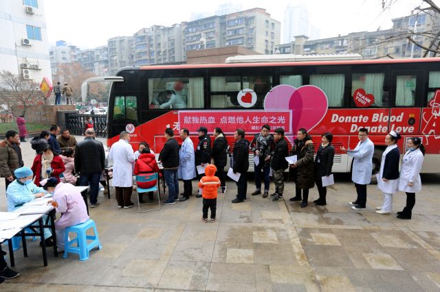 医务人员排成长队参加献血.JPG