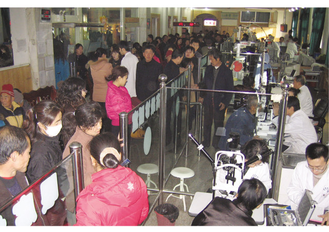 22. 人头攒动的门诊部.jpg