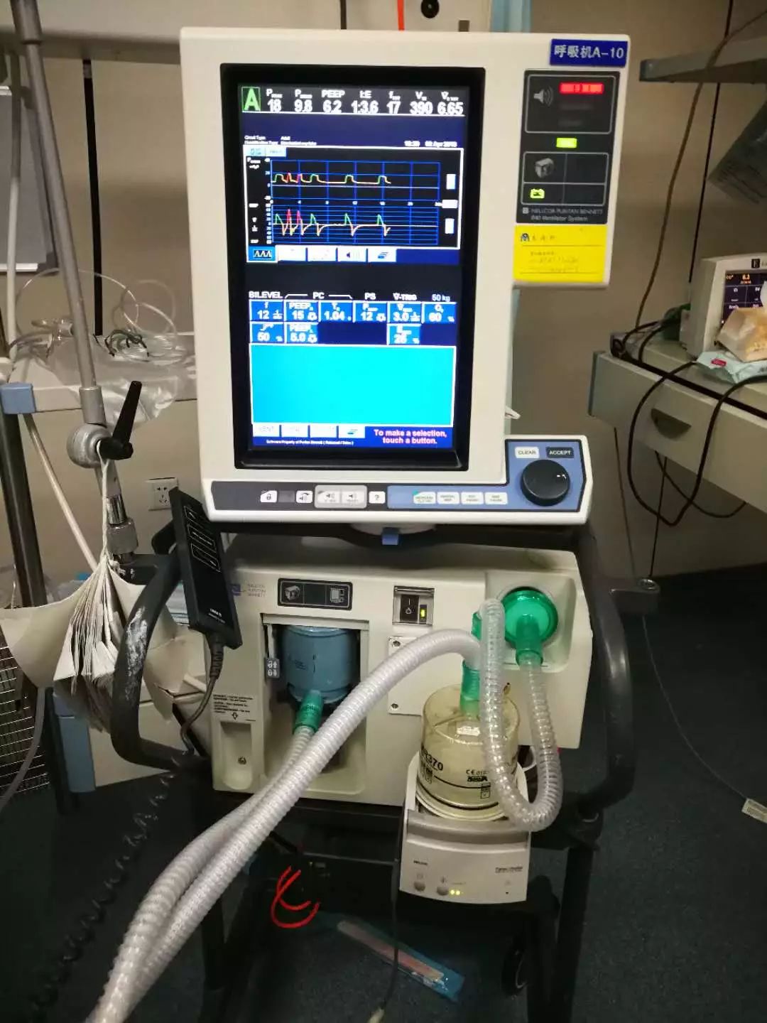 icu神器之四:呼吸机 首日费用1500元左右,之后每天800元左右,icu内被