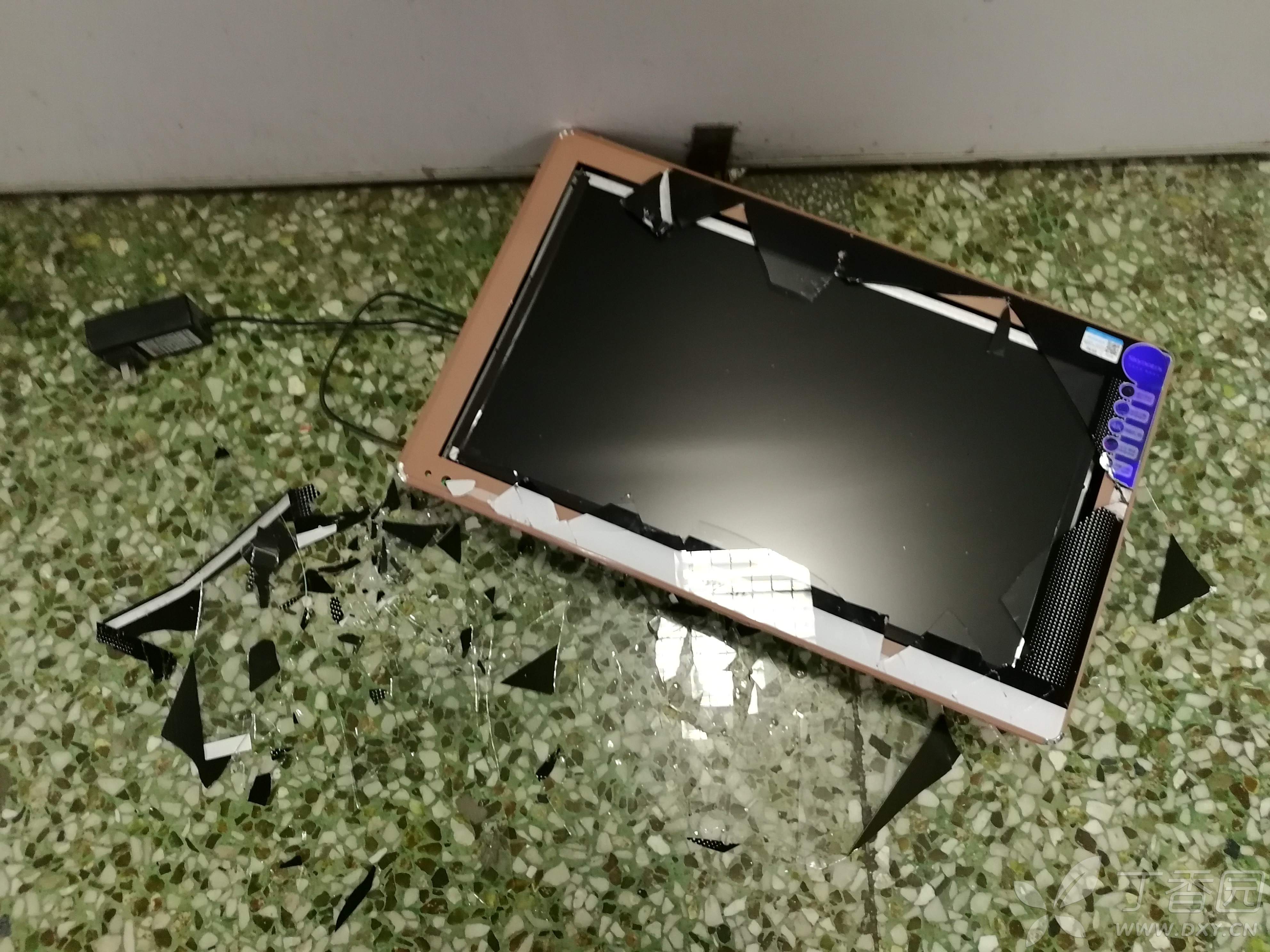 台式电脑被砸的图片图片