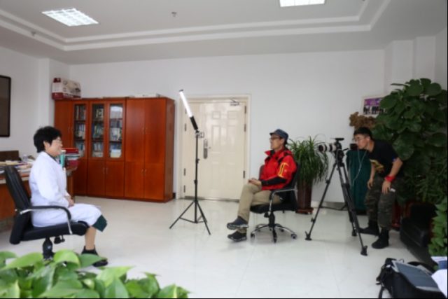 张小利副董事长接受纪念残联成立30年节目录制组记者采访132.png