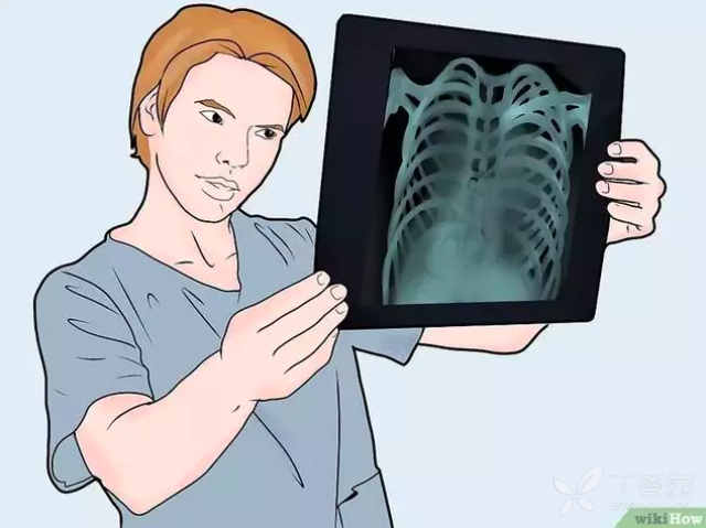 在与老的胸片比较时(只要你能找到早前拍摄的胸片,尽量拿来与现在的