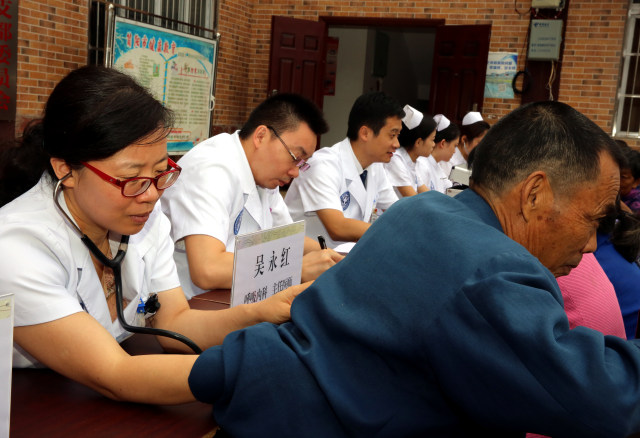 主任医师吴永红为村民们精心检查.JPG