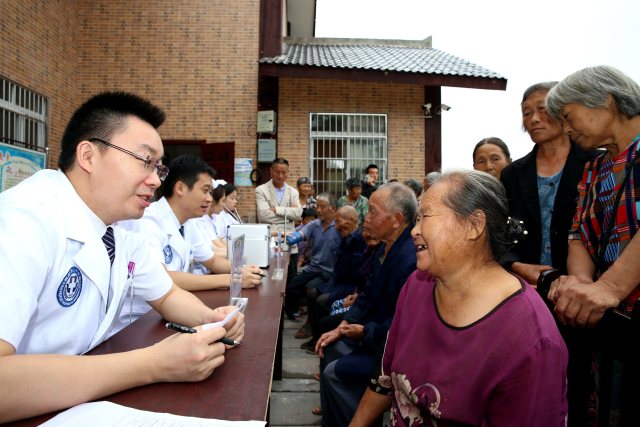 医学博士黄光平详细了解村民身体情况.JPG