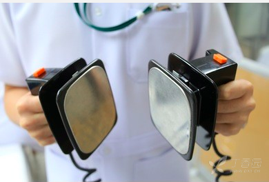 丁香圆桌# 第2期:电除颤时,导电糊应该涂抹在患者身上还是电极板上?