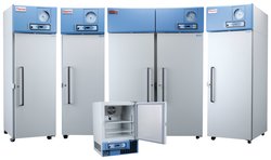 Revco™ 高性能实验室实心门冷藏箱