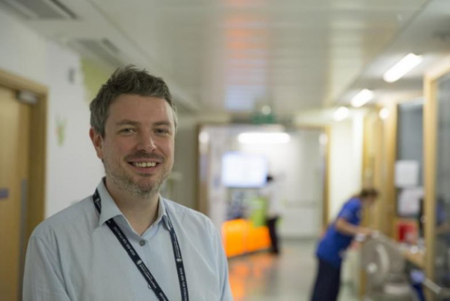 Mr Greg James 医生.png