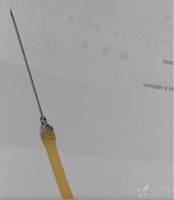 我们现在考试用的胸穿针还是传统的橡皮管套在金属长针的末端(如下图)
