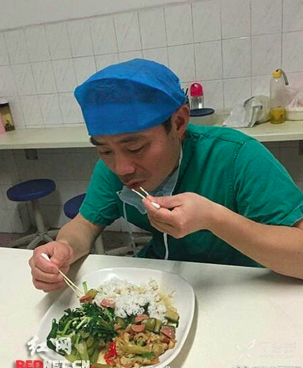 外科医生吃饭用棉签,只为锻炼手术技艺
