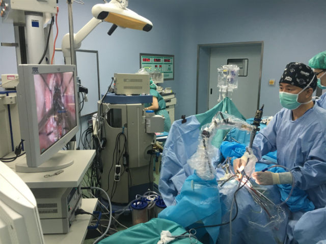 图片6   外视镜联合内镜经口斜坡肿瘤切除.jpg