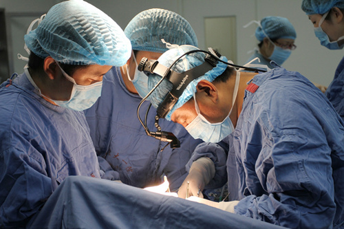 王军主任为西藏患儿进行手术_副本.jpg