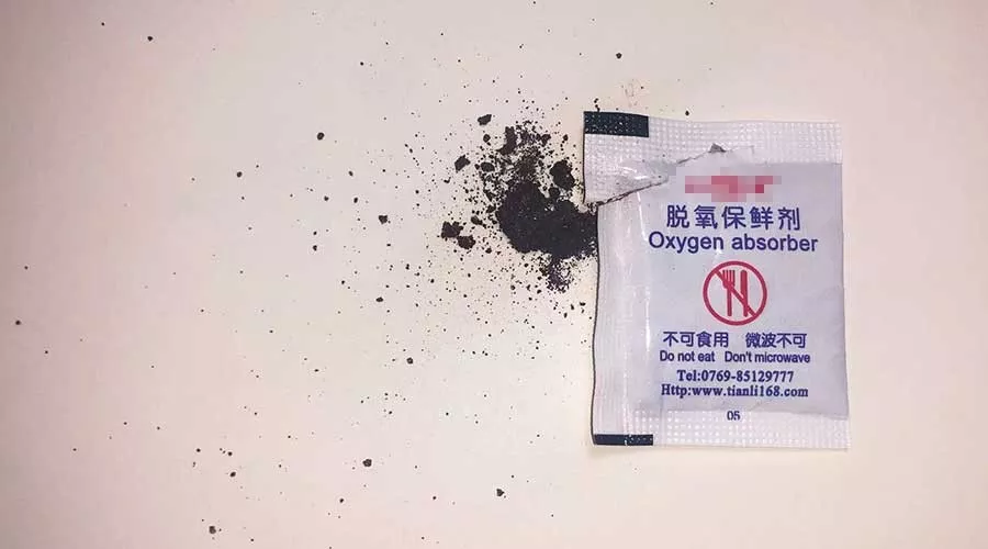熊孩子把干燥剂吃进去了,怎么处理?