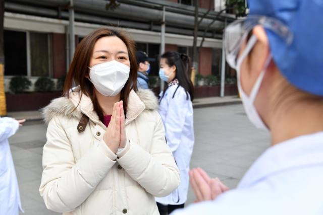 华中科技大学附属协和医院第三批 5 名医护人员出院