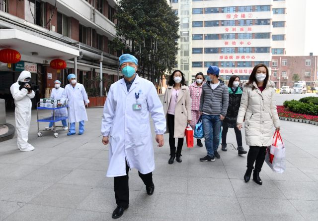 华中科技大学附属协和医院第三批 5 名医护人员出院