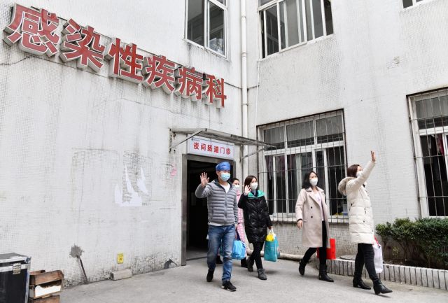 华中科技大学附属协和医院第三批 5 名医护人员出院