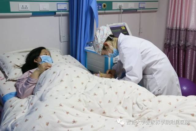 视频探视有温度 为避免交叉感染,孕妈妈住院分娩期间,医院妇产科还