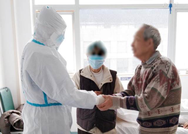 89 岁高龄武大教授与老伴同天痊愈出院