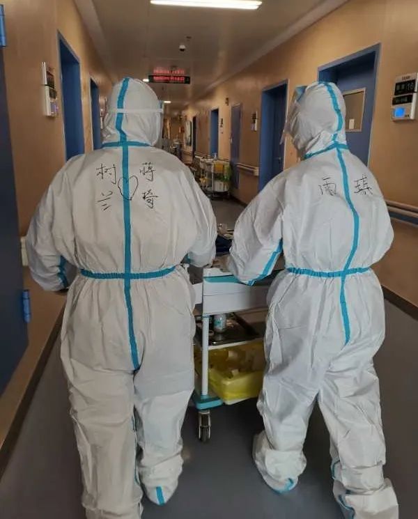 他们站立在鲜红的党旗前,用白衣战士的勇敢和担当许下全力以赴抗击