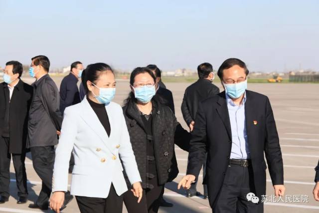 苏北人民医院院长束余声,市人大副主任,副院长朱妍参加迎接仪式.