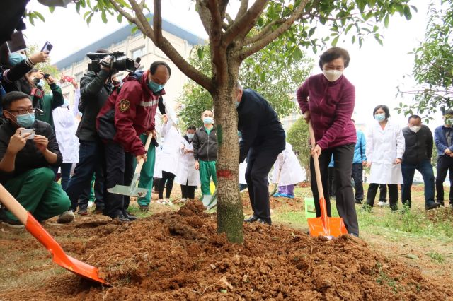 西安交大一附院施秉银院长与李兰娟院士共植希望之树