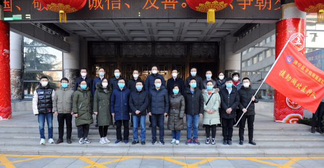 6 市领导学校领导为第一批援鄂队员送行.JPG