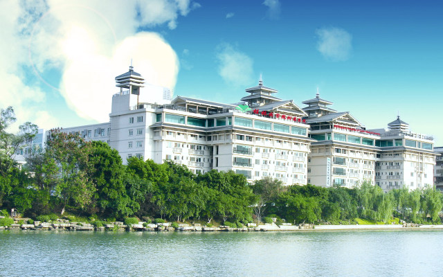 桂林医学院附属医院住院大楼外景.jpg