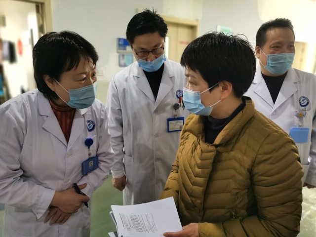 汤春玲科长多次前往江干区疫情的相对严重地区丁兰街道，到辖区内的残疾人康复中心、杭州市第三福利院和社区卫生服务中心对防控工作进行现场指导。.JPG
