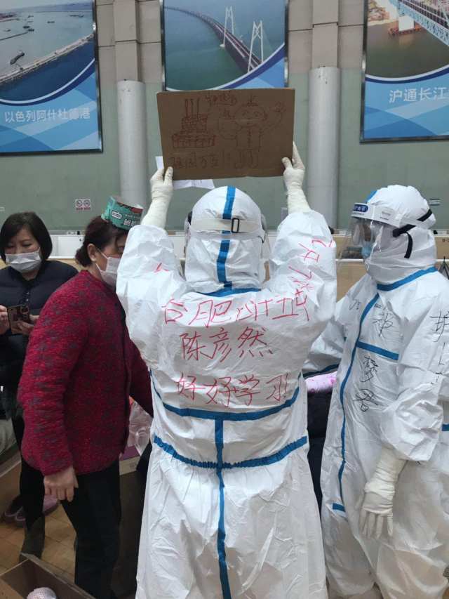 硬核母亲周国红-叮嘱孩子好好写作业.jpg
