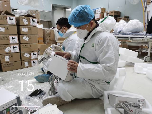 晚上 9 点谢成还在校准输液泵.jpg