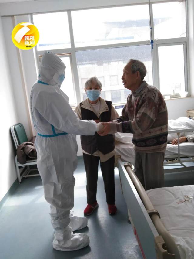 你看到的是施秉银冲锋在前的样子，他却泪洒直播间......