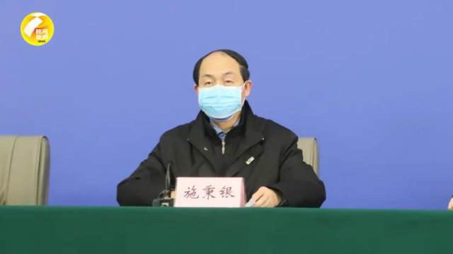 你看到的是施秉银冲锋在前的样子，他却泪洒直播间......