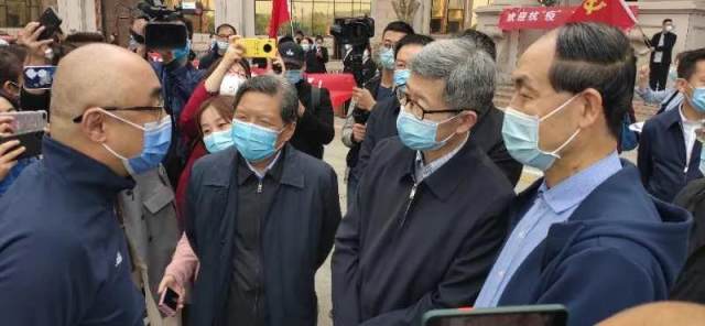 你看到的是施秉银冲锋在前的样子，他却泪洒直播间......