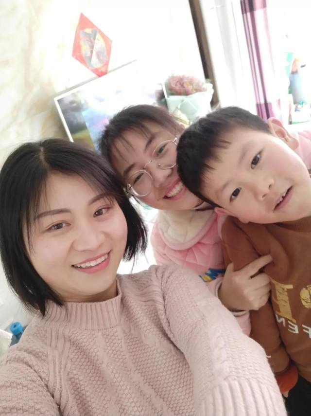 李亚茹没有爸妈的全家福.jpg