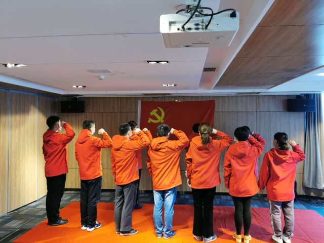 截至 3 月 18 日，淮南市第一人民医院共 7 名驰援湖北医疗队队员在武汉抗疫一线「火线」入党，发展成为预备党员。实现淮南市第一人民医院驰援湖北医疗队「满堂红」。.jpg
