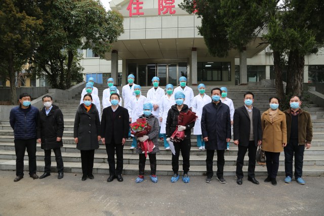 3 月 6 日，在安徽理工大学第一附属医院（淮南市第一人民医院）新冠肺炎集中救治病区，最后一批新冠肺炎确诊患者治愈后走出隔离病区.JPG