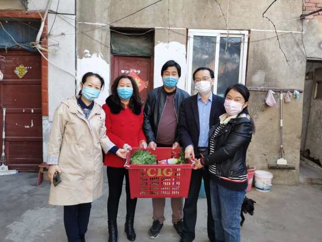 为确保驰援湖北和赴北京、上海参加入境疫情防控工作的一线医护人员没有后顾之忧。淮南市第一人民医院安排责任帮扶人每周为每户家庭送去新鲜蔬菜。.jpg